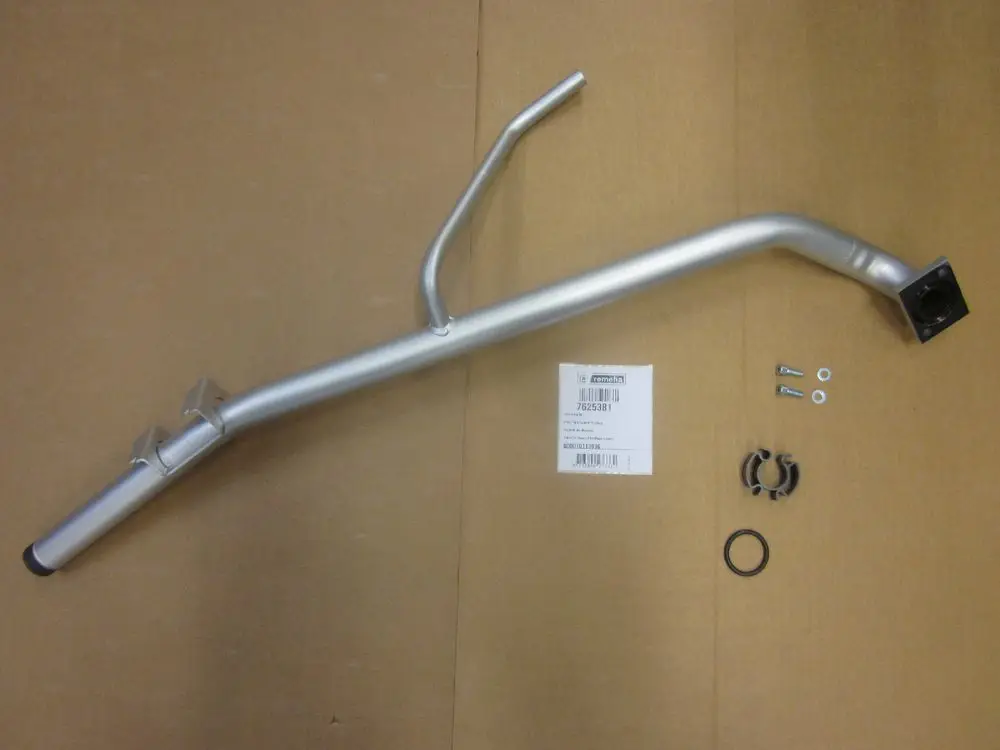 Vorlaufrohr von Remeha, aus Aluminium, mit einer gebogenen Form, montiert mit Schrauben, Unterlegscheiben, einer Klammer und einem O-Ring, auf Kartonunterlage.